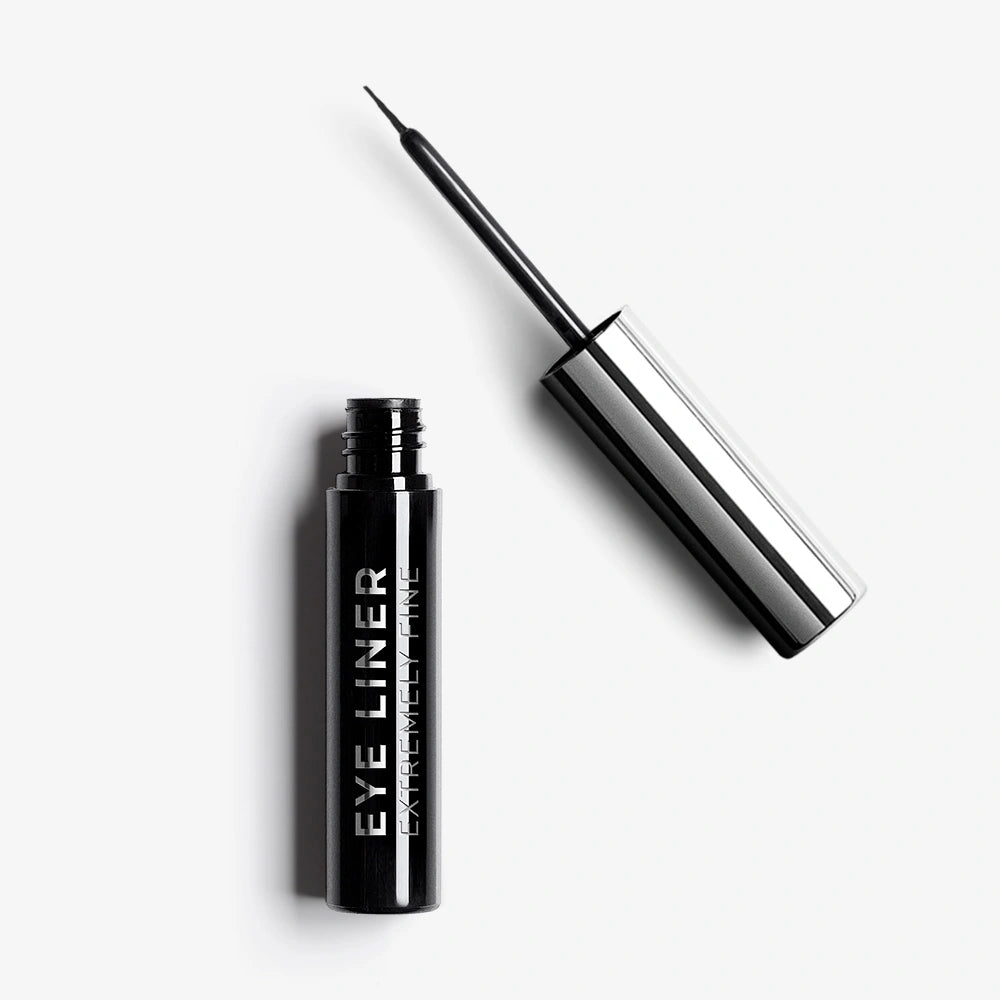 Eyeliner nero con punta sottile